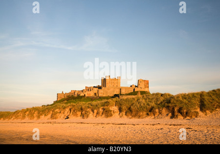 Soleil de fin de soirée sur Château De Bamburgh, Northumberland Banque D'Images