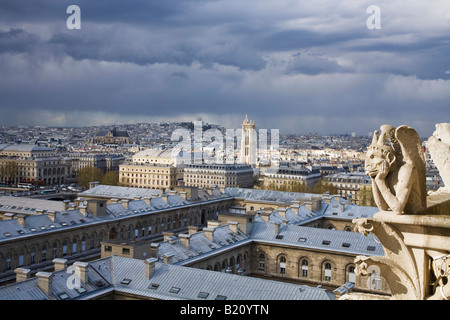 Vue depuis Notre Dame avec gargouille à Montmartre à Paris France Europe UE Banque D'Images