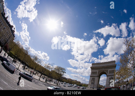 Arc de Triomphe sur une journée de printemps ensoleillée Place Charles de Gaulle Champs Elysee Etoile Paris France Europe UE Banque D'Images