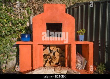 Un nouveau four à pizza au feu de bois fabriqué sur mesure rendu en lessive de chaux rouge Banque D'Images