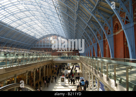 Saint Pancras Londres St Pancras gare Eurostar terminal passeport Foster and Partners Channel Tunnel Rail Link Architecte Banque D'Images