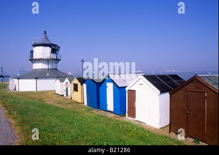 Harwich Essex Phare faible et des cabines de plage peint blanc aide navigaton côtière de la côte d'East Anglia Angleterre UK Banque D'Images