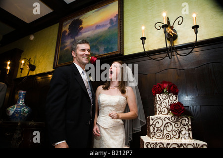 Mariée et le marié se prépare à couper le gâteau Banque D'Images