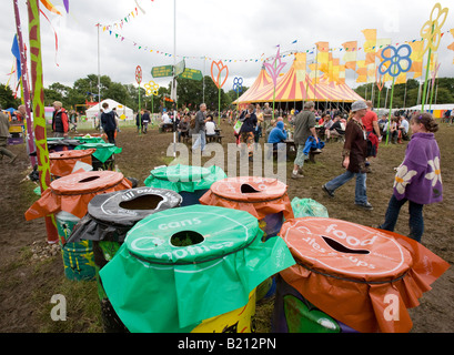 Les bacs de recyclage au Glastonbury Festival Pilton Somerset UK Europe Banque D'Images