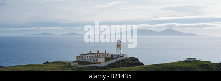 Neist Point Lighthouse et vue d'ensemble des eaux de la petite Minch à Îles de la Outer Hebrides, île de Skye, Écosse Banque D'Images