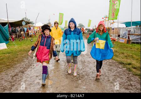 Les gens qui marchent dans la boue Glastonbury Festival Pilton Somerest UK Europe Banque D'Images