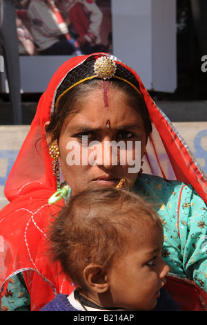 Portrait d'un chef traditionnel Rajasthani woman couvrir et bijoux. Banque D'Images