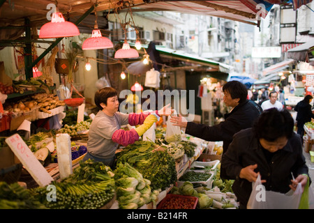 Les fruits et légumes en vente dans le vieux marché alimentaire chinoise dans Soho Road Central Hong Kong Chine Banque D'Images