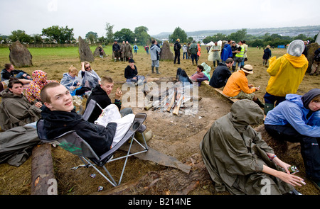 Des gens assis Fireside Glastonbury Festival Pilton Somerset UK Europe Banque D'Images