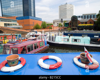 Les bateaux dans le canal couleur Brindley Place salon du centre-ville de Birmingham, West Midlands UK Banque D'Images