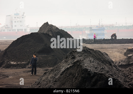 Le charbon dans les pieux par Fleuve Yangzi Yichang, Chine Banque D'Images