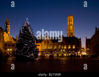 Vue de la nuit de Burg et Belford avec tour allumé X-mas tree à Bruges (Belgique) Banque D'Images