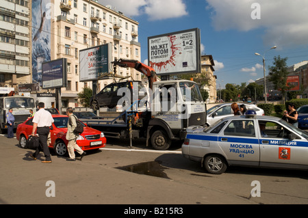 Une voiture d'être remorqué à Moscou (Russie) Banque D'Images