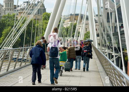 Les gens de marcher à travers l'un des ponts du Jubilé pour piétons près de Hungerford Bridge sur la Tamise à Londres UK Banque D'Images