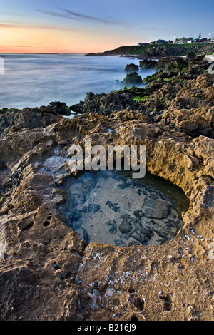 Une piscine dans les rochers en calcaire formé par l'érosion de la mer la création d'un rock-cut du bassin à Trigg Beach. Trigg, Perth, Australie occidentale Banque D'Images