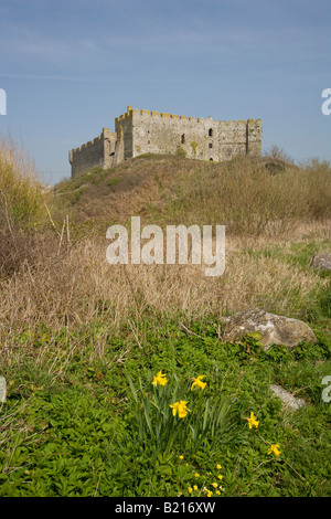 Château de Manorbier dans soleil du printemps, St Florence, Pembrokeshire, Pays de Galles, Royaume-Uni Banque D'Images