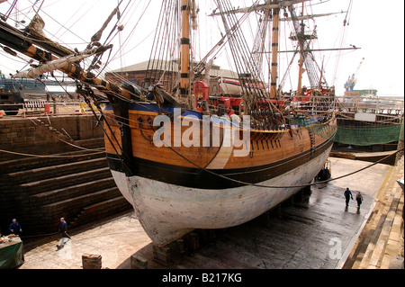 HM Bark Endeavour une réplique du capitaine James Cook, célèbre navire, photographié en cale sèche à Hull en Angleterre au cours d'une reposer en mai 2003 Banque D'Images