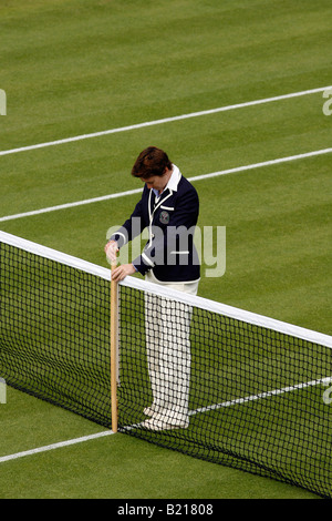 Un juge-arbitre mesure le bénéfice net avant de jouer au tennis de Wimbledon 2008 Banque D'Images