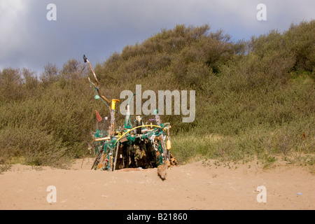 Des débris de plage utilisée pour construire une maquette d'abris, Tenby, Pembrokeshire, Pays de Galles, Royaume-Uni Banque D'Images