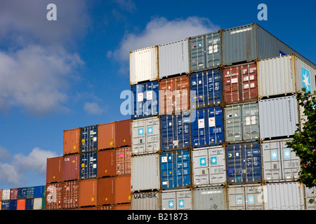 Conteneurs de stockage empilé à quais de Southampton SOUTHAMPTON Hampshire Angleterre port à conteneurs Banque D'Images