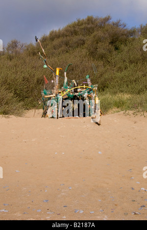 Des débris de plage utilisée pour construire une maquette d'abris, Tenby, Pembrokeshire, Pays de Galles, Royaume-Uni Banque D'Images