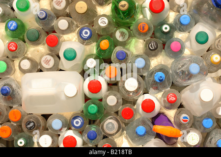 Pile pile de assortiment de bouteilles en plastique avec couvercles colorés au centre de collecte des déchets Banque D'Images