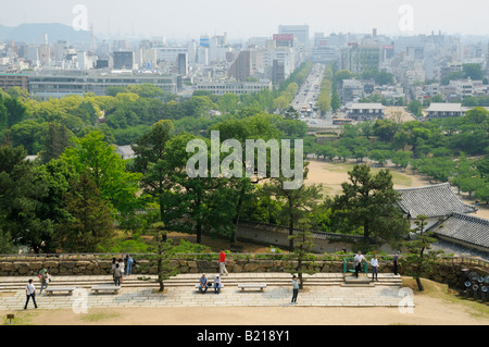 Vue depuis la tour principale (Conserver) sur le parc du château et de la ville moderne, Himeji JP Banque D'Images