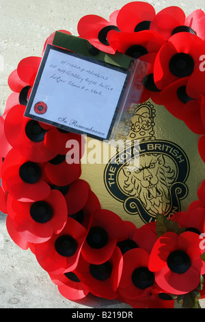 Royal British Legion poppy gerbe gauche au mémorial des débarquements du jour à Gold Beach en Normandie, France Banque D'Images