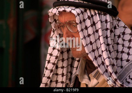 Un homme marche opprimés par le marché dans le quartier arabe de la vieille ville de Jérusalem. Banque D'Images