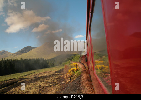 Train à vapeur jacobite, en passant par les highlands Banque D'Images