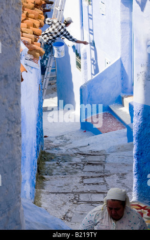 Chefchaouen maintenant les maisons peintes en bleu typique de la vieille ville Banque D'Images