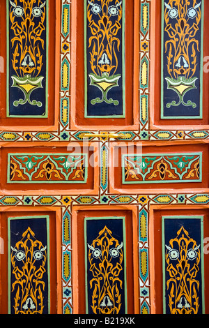 Riad Fes Riad du 18ème siècle Bouanania guesthouse style détail du panneau de porte Banque D'Images