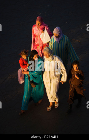 Les femmes et les enfants arabes de Marrakech à la place Djemaa el Fna Banque D'Images