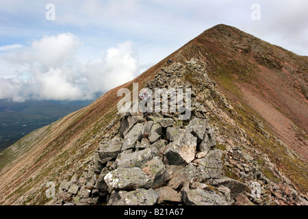 Randonneur en ordre décroissant les CMD Arete de Carn Dearg Plus en route vers le Ben Nevis Banque D'Images