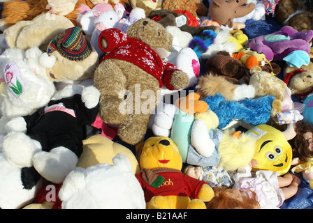 Les jouets en peluche à la vente à un marché aux puces en plein air Banque D'Images