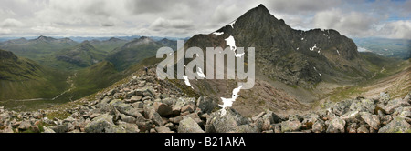 Randonneur en ordre décroissant sur la CMD Arete de Carn Dearg Plus en route vers le Ben Nevis Banque D'Images