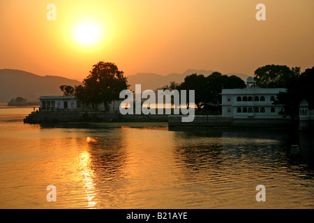 Magnifique Coucher de soleil sur le lac Pichola, Udaipur, Rajasthan, Inde Banque D'Images