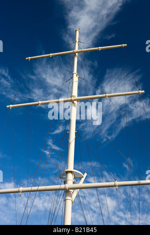 Mât de navire réplique Ocean Village à Southampton Hampshire Angleterre Banque D'Images