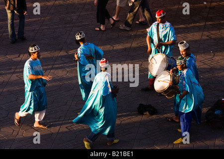 Marrakech danseurs et musiciens dans la place Djemaa el Fna Banque D'Images