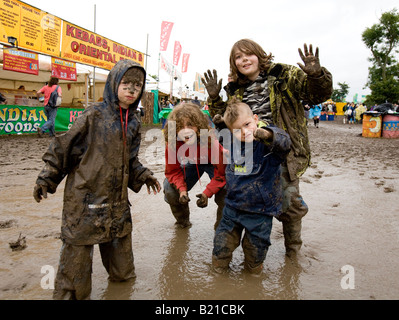 Enfants jouant dans la boue Somerset Glastonbury Festival UK Europe Banque D'Images