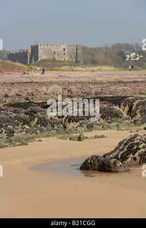 Vue de la plage de Manorbier Tenby, Pembrokeshire, Pays de Galles, Royaume-Uni, Banque D'Images