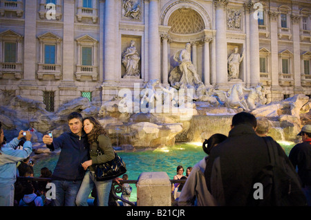 Un couple de prendre une photo de souvenirs à la Fontaine de Trevi - Rome, Italie Banque D'Images