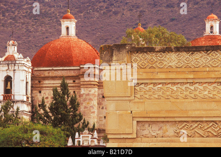 Église et palais de Mitla groupe de colonnes de la Zone archéologique de Mitla Oaxaca Mexique Banque D'Images