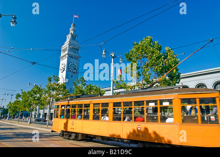 San Francisco, Californie. Tramway sur l'Embarcadero avec le Ferry Building. Banque D'Images