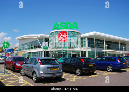 L'Asda supermarché ouvert 24h/24, du centre-ville, Hatfield, Hertfordshire, Angleterre, Royaume-Uni Banque D'Images