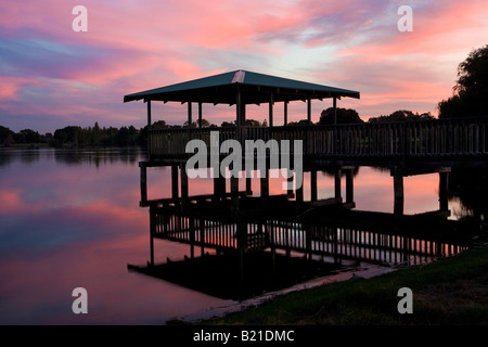 Une plate-forme d'observation de la faune au lac Monger réserver au coucher du soleil. Perth, Australie occidentale Banque D'Images