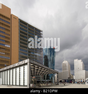Un grand angle de visualisation du territoire autour de la Potsdamer Platz avec nuages gris foncé. Banque D'Images