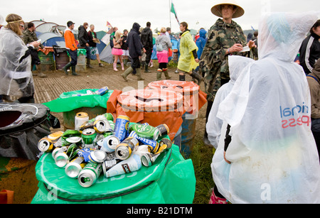Des gens portant des mac en plastique à Glastonbury Festival Somerset UK Europe Banque D'Images