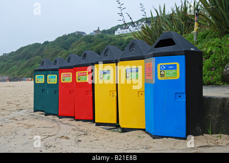 Une rangée de plusieurs bacs de recycyling colorés sur la plage de porthminster, St Ives, Cornwall.,uk Banque D'Images