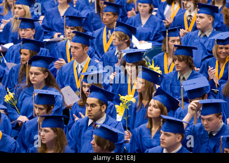 Les diplômés du secondaire à une cérémonie de remise des diplômes à Kearney, Nebraska, USA Banque D'Images